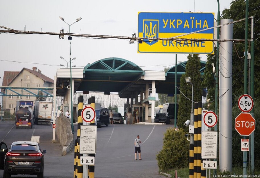 Мобилизация в Украине - как выехать за рубеж мужчинам, не стоящим на военном учете - фото 1