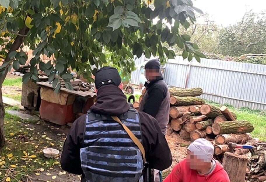 Пиляв дерева у київському парку - поліція затримала правопорушника, фото - фото 1