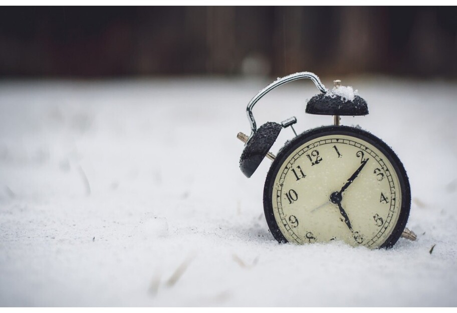 Переведення годинників на зимовий час 2022 Україна - як швидше до нього звикнути - фото 1