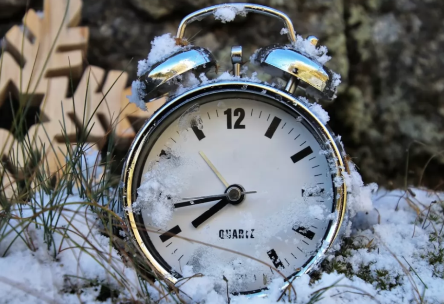 Перевод часов на зимнее время 2022 Украина - какая разница со странами Европы - фото 1