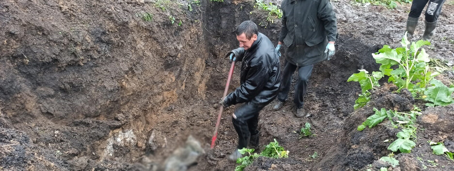 В Харьковской области нашли массовое захоронение: оккупанты сравняли землю танками (фото)
