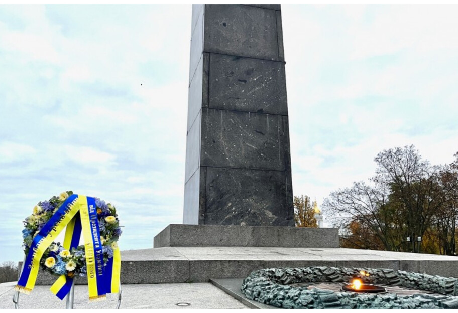 Володимир Зеленський 28 жовтня вшанував пам'ять воїнів, які загинули під час визволення України від фашистів - фото 1