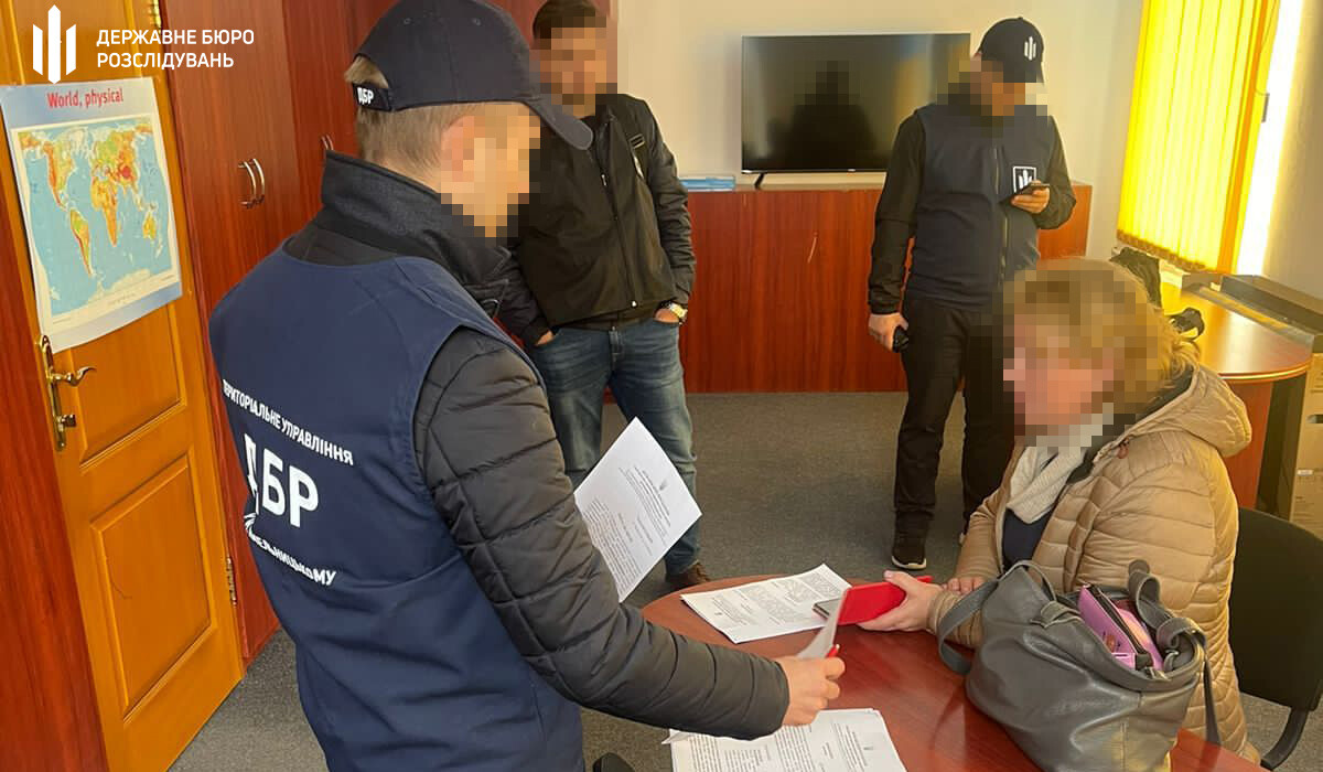 Виправдовувала путіна: в Житомирі ДБР повідомило про підозру заступниці директора ліцею  фото
