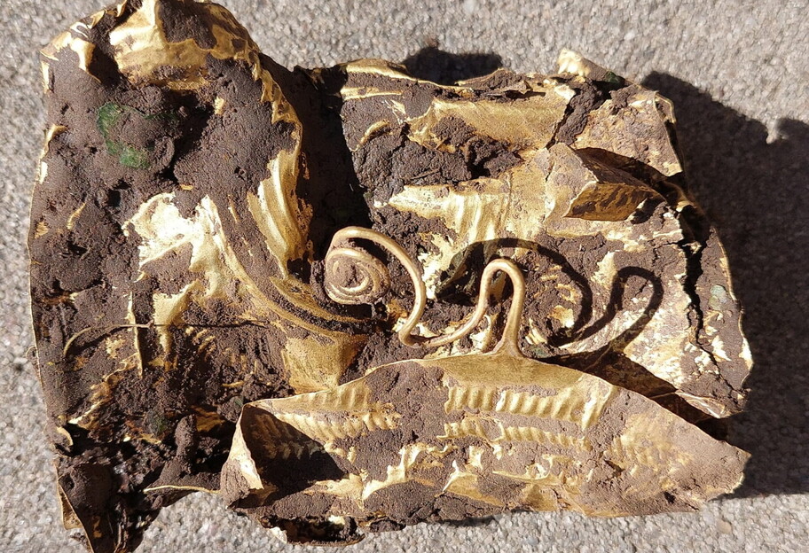 Пояс с космическим дизайном - в Чехии нашли золотой артефакт возрастом 2500 лет - фото 1