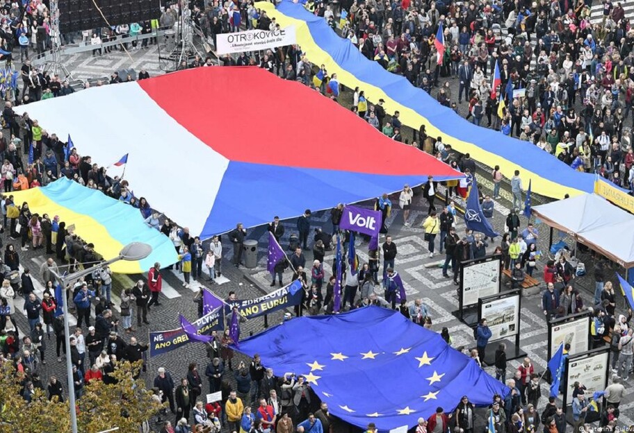 Митинг в поддержку Украины в Праге: десятки тысяч горожан вышли на улицы - фото 1