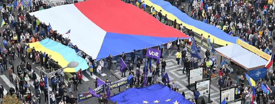 Десятки тысяч граждан Чехии вышли на митинг солидарности с Украиной