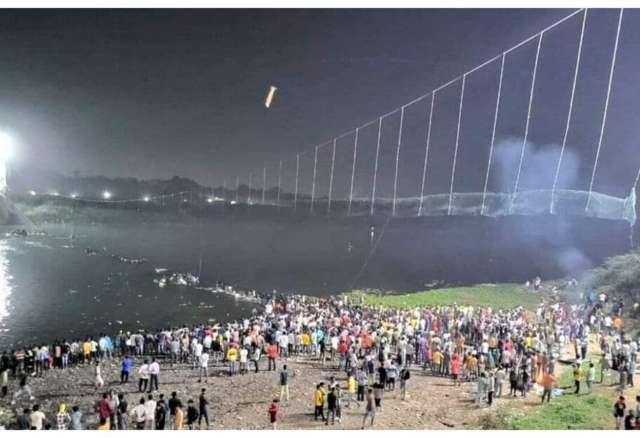 Обрушение пешеходного моста в Индии – погиб 141 человек, еще 19 травмированы - фото 1