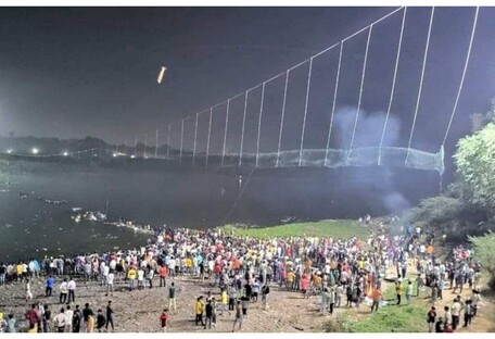 Внаслідок обвалу мосту в Індії загинула 141 особа: рятувальна операція триває
