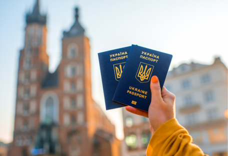 Продолжить действие паспорта за границей стало проще: украинцам сообщили детали