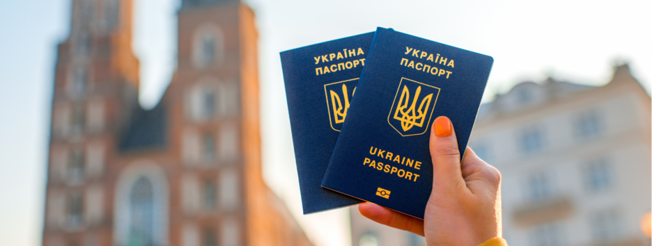 Продовжити дію паспорта за кордоном стало простіше: українцям повідомили деталі