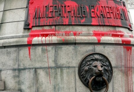 В Одессе на памятник Екатерине II надели колпак палача (фото)