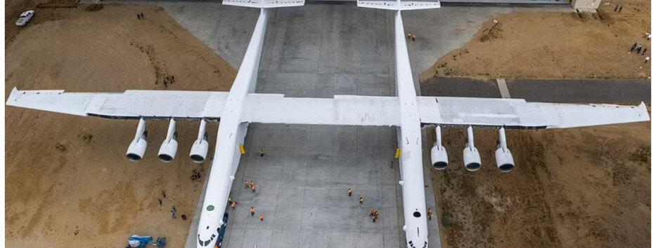 Більше футбольного поля: у США випробували найбільший у світі надзвуковий літак (фото і відео)