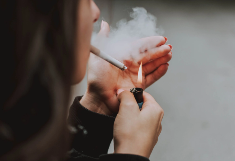 Паління цигарок викликає залежність - вчені встановили зв'язок між частотою паління та розладами - фото 1