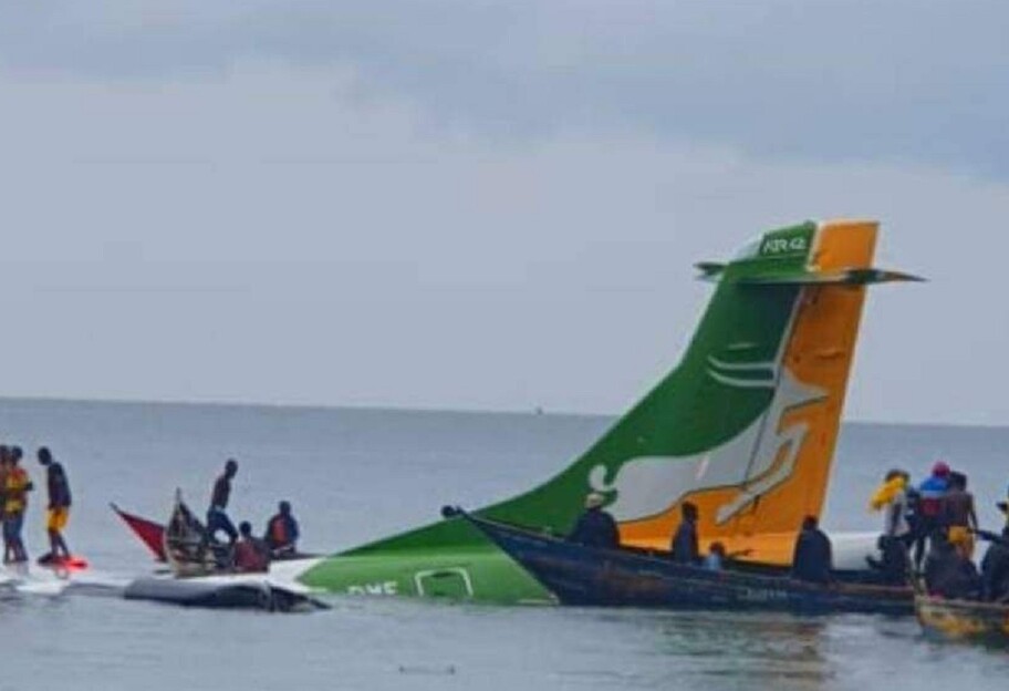 Крушение самолета в Танзании - авиалайнер упал в озеро Виктория, фото и видео - фото 1