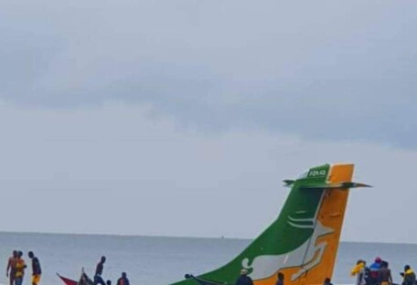 У Танзанії пасажирський літак упав в озеро: перші подробиці, фото та відео