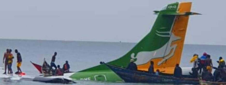 В Танзании пассажирский самолет упал в озеро: первые подробности, фото и видео