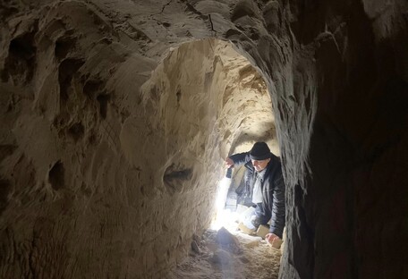У Києві знайшли древню печеру з наскельними малюнками часів Київської Русі
