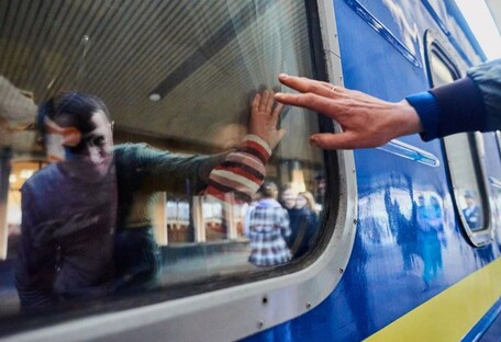 Росіяни пошкодили залізницю в Сумській області: Укрзалізниця попередила про затримку поїздів