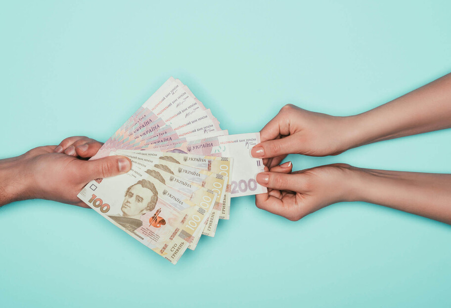 Зарплаты в Украине - социальным работникам увеличат оклад  - фото 1