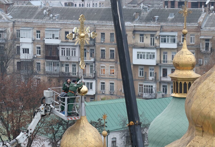 На Софійський собор у Києві встановили новий хрест - фото - фото 1