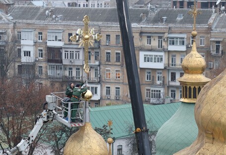 Укрепит веру в победу: упавший крест Софии Киевской вернули на купол (фото)  