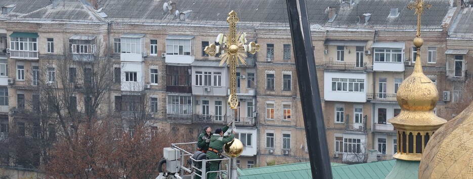 Зміцнить віру в перемогу: хрест Софії Київської повернули на купол (фото)