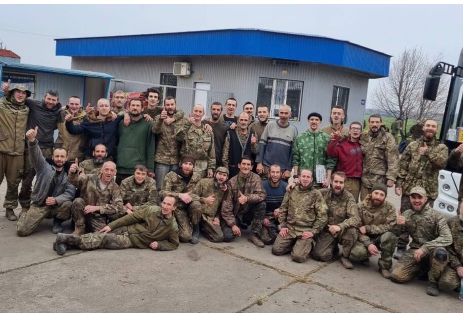 Обмін полоненими 11 листопада - в Україну з росії повернулися 45 воїнів, фото та відео - фото 1