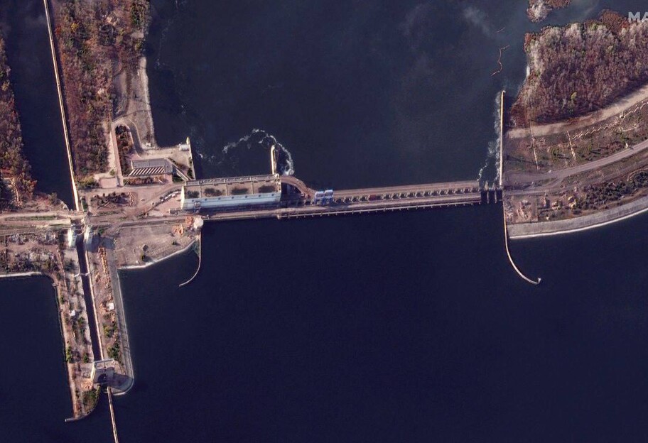 Взрыв на Каховской ГЭС - оккупанты взорвали мост, видео - фото 1