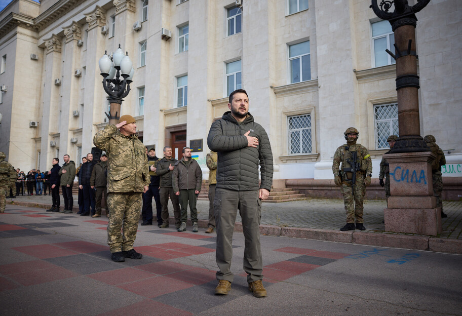 Освобождение Херсона – Владимир Зеленский принял участие в церемонии поднятия украинского флага в городе, фото - фото 1