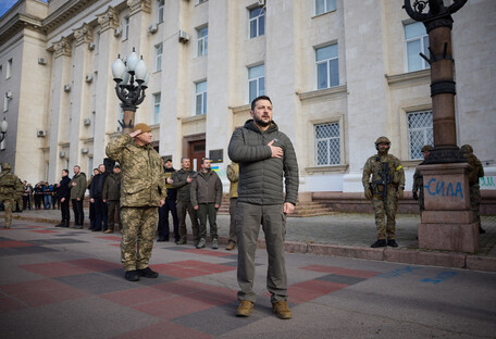 Украину убить невозможно: в Херсоне подняли государственный флаг при участии президента Зеленского (фото)