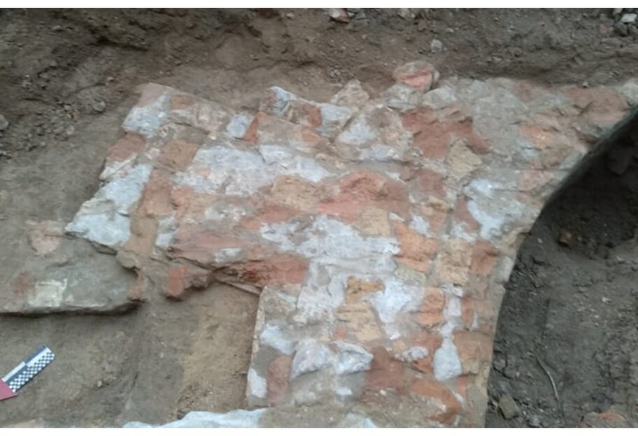 Археологическая находка в Киеве – у стен Софии Киевской нашли остатки неизвестного сооружения, фото - фото 1