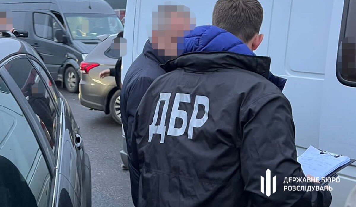 ГБР в Закарпатье разоблачило начальника таможенного поста на систематическом вымогательстве взяток у автоперевозчиков фото