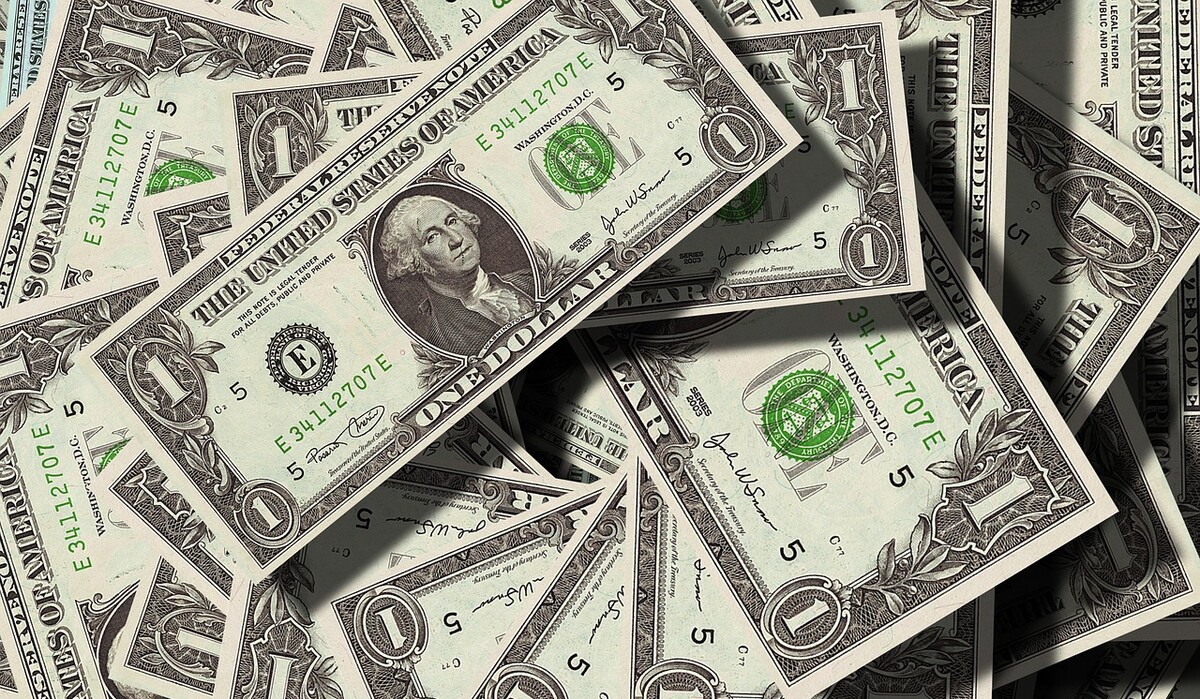 Доллар снова дешевеет, но ждать ли его обвала к зиме
