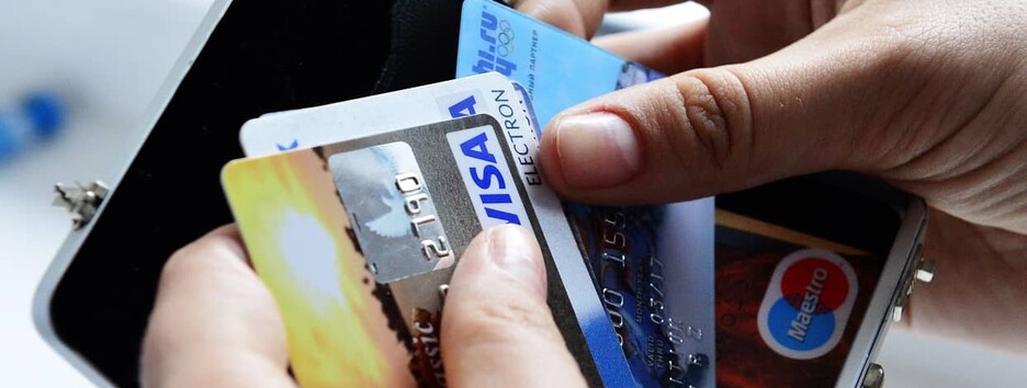 Украинцев предупредили о блокировке карт при наличии минимального долга перед банком