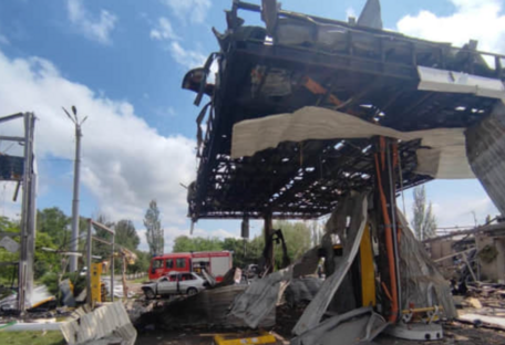 Окупанти атакували Донеччину авіабомбами: повідомляється про влучання в АЗС і загиблого (фото)