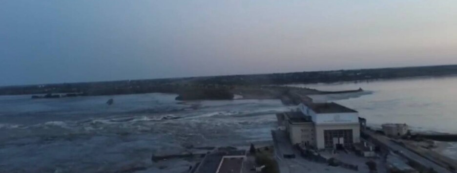 Каховська ГЕС повністю пішла під воду: місцеві показали шокуюче відео