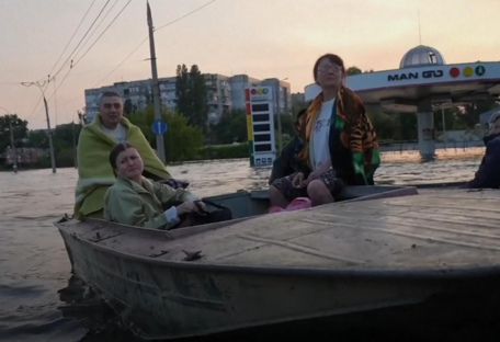 росіяни обстрілюють волонтерів під час евакуації людей з Херсону, є поранені (відео)