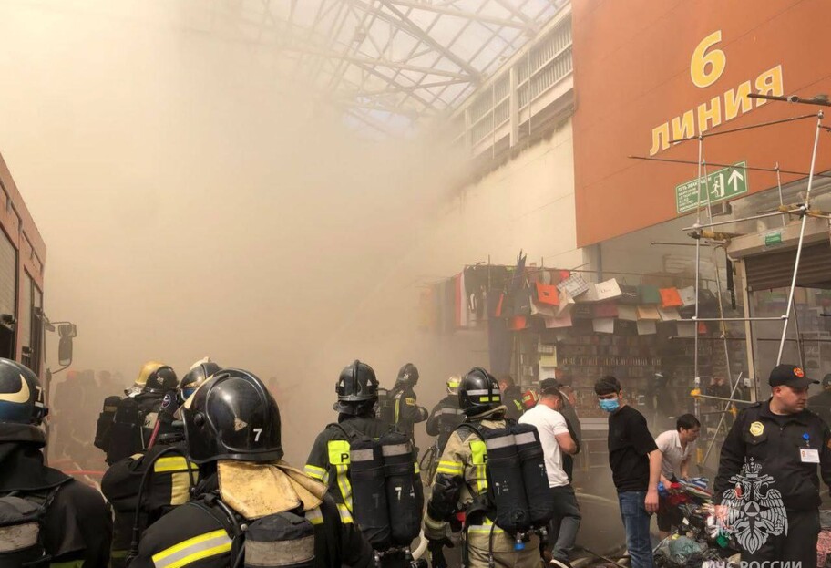 Ринок Садівник горить у Москві - рятувальники евакуюють відвідувачів та персонал - фото 1