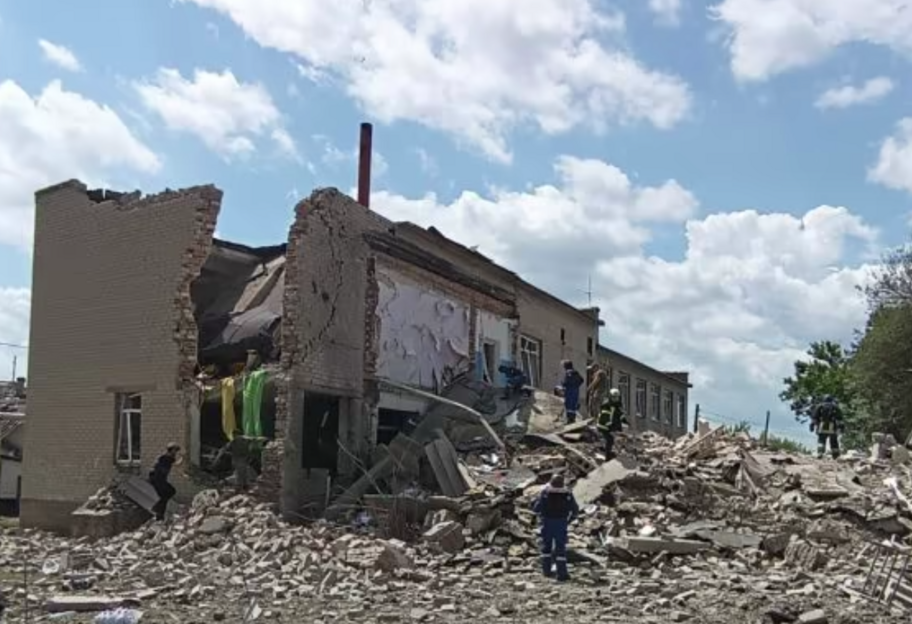 Росіяни вдарили ракетами у школу в Сергіївці - поранено шестеро працівників, двоє загинули  - фото 1