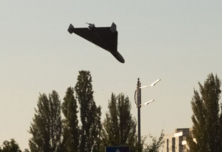 россия обстреляла дронами Сумы - в городе повреждена жилая многоэтажка - фото 1