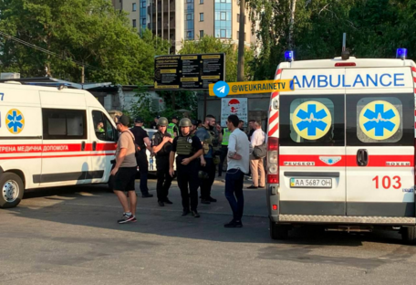 У будівлі суду в Києві пролунав потужний вибух: що сталося (фото/відео)