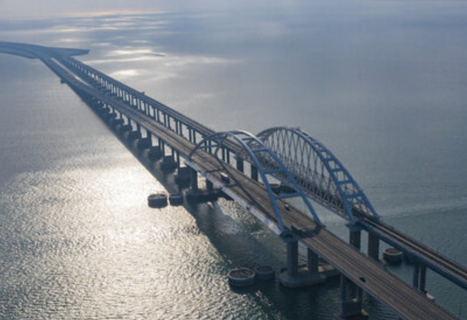 Взрывы на Крымском мосту – первые кадры, комментарии властей и информация о жертвах - фото 1