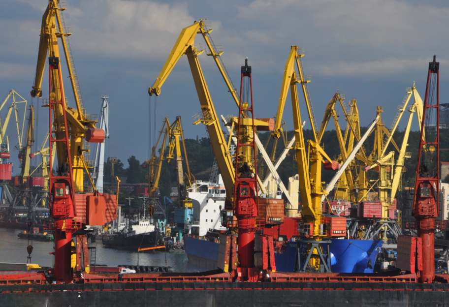 Ночная атака россии - В порту Одессы в результате российских обстрелов уничтожены 60 тысяч тонн зерна - фото 1