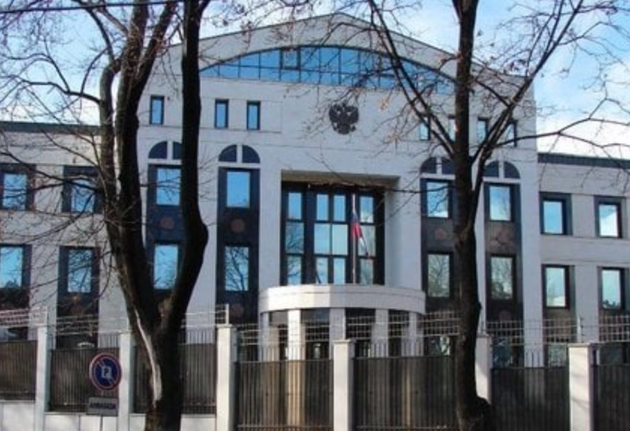 Скандал со шпионажем - Молдова хочет выслать почти полсотни работников посольства России. - фото 1