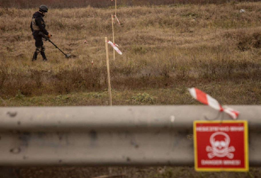 У Херсонській області тракторист підірвався на російській вибухівці - фото 1