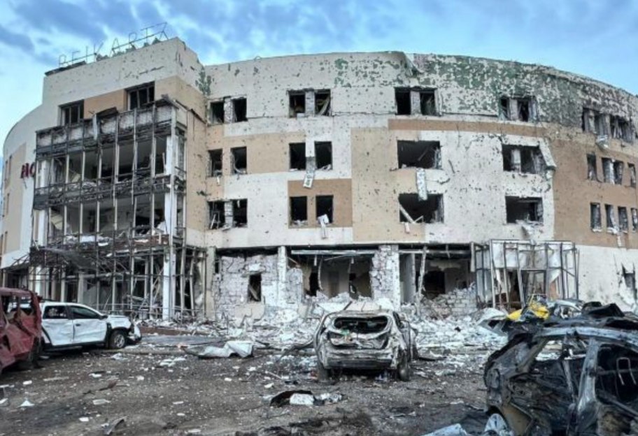 Обстріл Запоріжжя - окупанти влучили у готель Reikartz, дітей вдалося врятувати  - фото 1