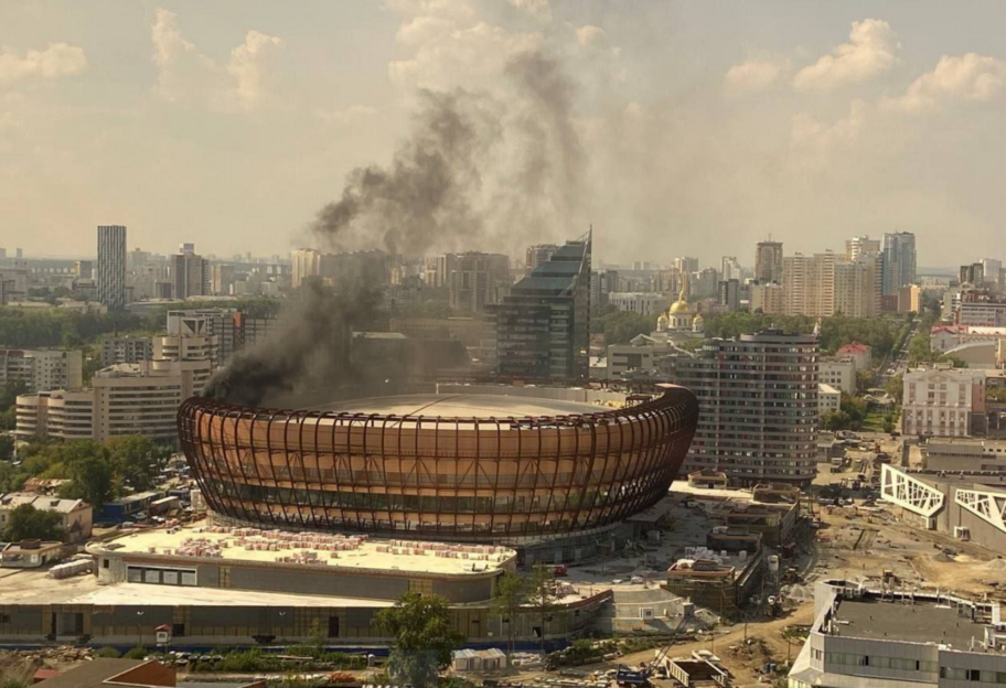 Масштабный пожар произошел в здании ледовой арены в Екатеринбурге, фото и видео - фото 1