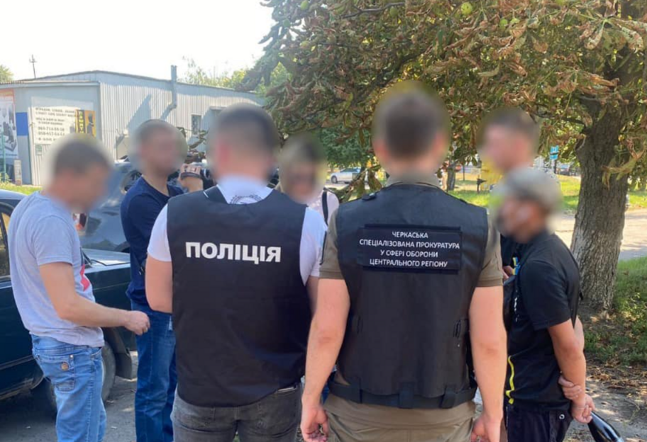 В Черкасской области задержан работник военкомата, который требовал взятку у призывника - фото 1