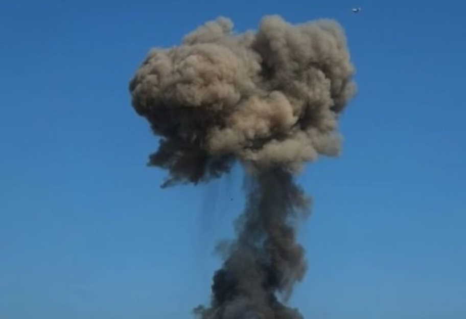 В Крыму раздались взрывы - появилось видео прилета под Еленовкой - фото 1