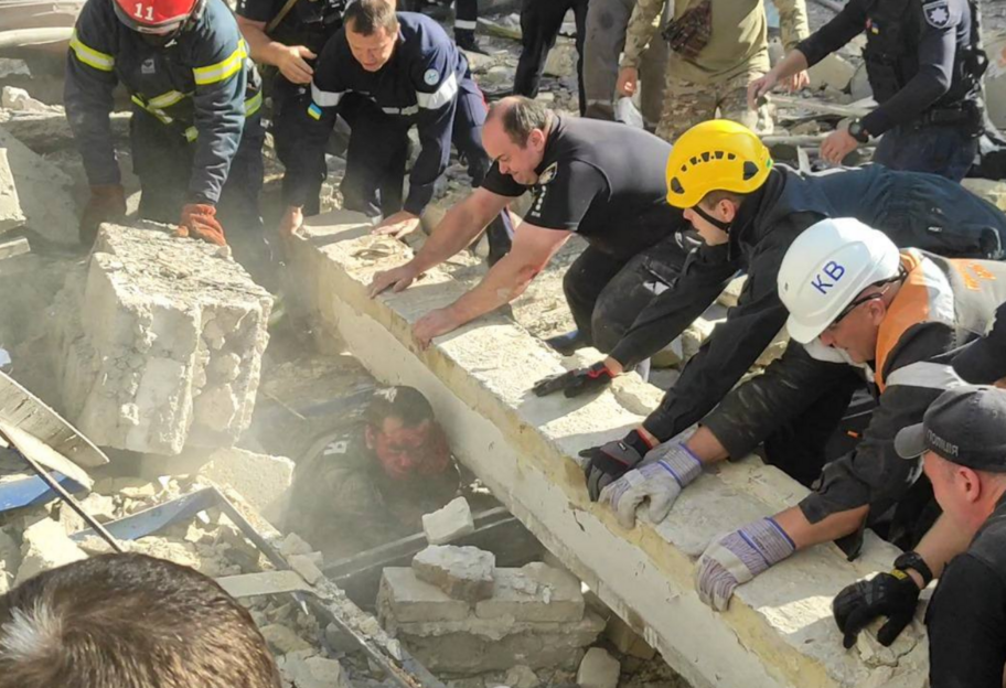 Удар рф по будівлі поліції у Кривому Розі - кількість постраждалих зросла до 59 осіб  - фото 1
